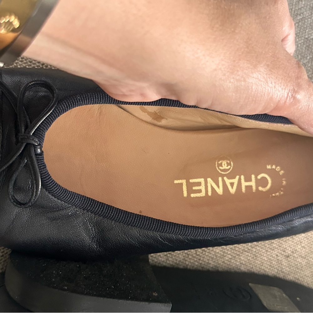 CHANEL Black Leather Ballerina
Flat with Patent Tow and Bow - Picture 7 of 16
